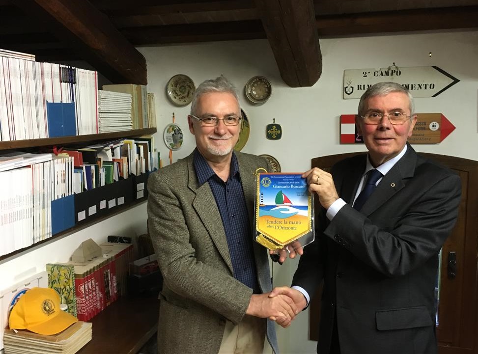 Efrem Tassinato riceve in dono il gagliardetto Lions dal Governatore Giancarlo Buscato