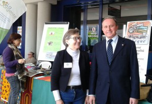 Giulia Gerloni, Animatrice Wigwam con Renato Baratti, Assessore della Città di Montichiari in visita allo stand Wigwam-ABIO de "La Città ai Ragazzi"